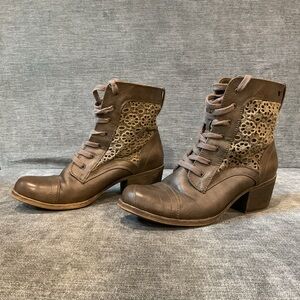 Brown Lace-Up Roxy Ankle Boots Size 9
